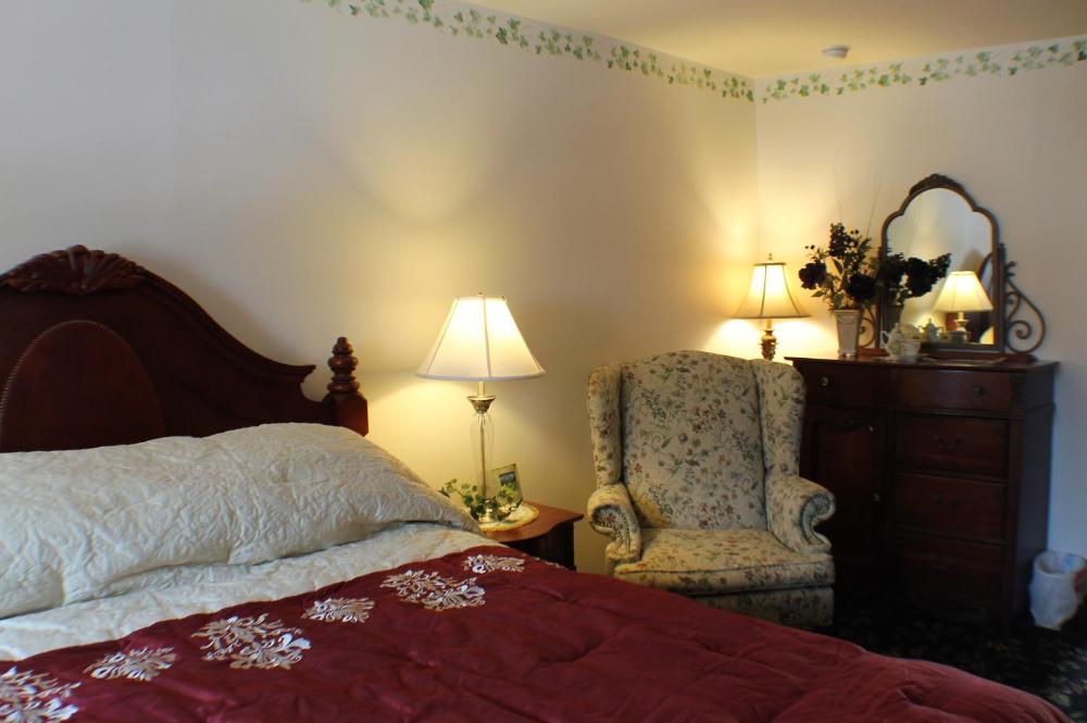 Deluxe Queen Suite interior